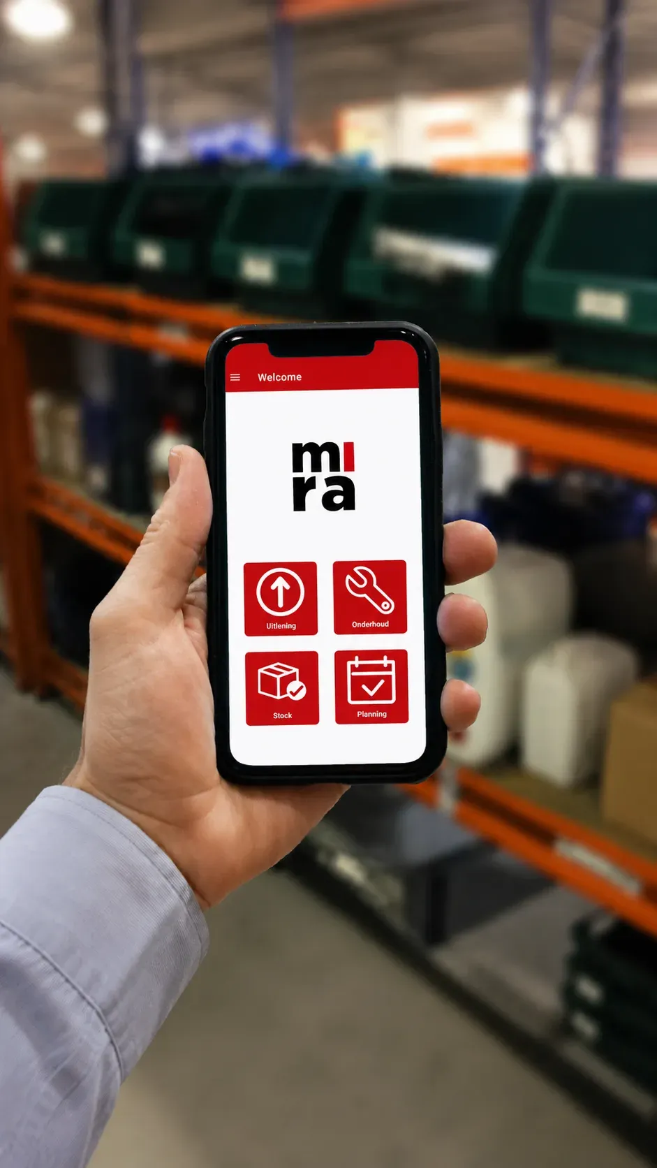 Smartphone met MIRA-app in de hand